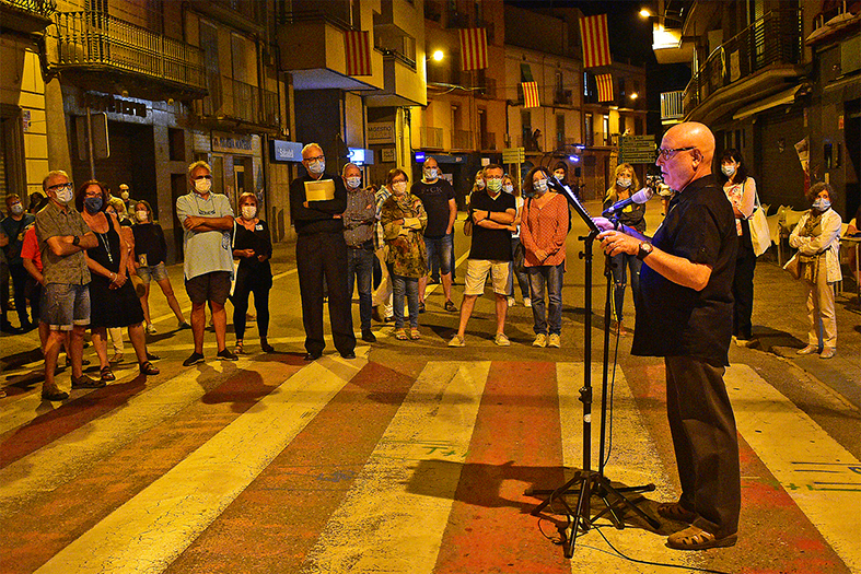 Lectura de textos al carrer González Solesio durant el passeig literari del 70è aniversari de la Biblioteca Pública.