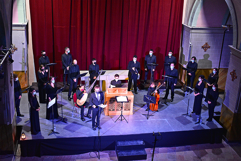 El director de l'Ensemble O Vos Omnes, Xavier Pastrana, s'adreça al públic assistent al concert celebrat a l'Església del Roser, dins de les activitats d'Espurnes Barroques.