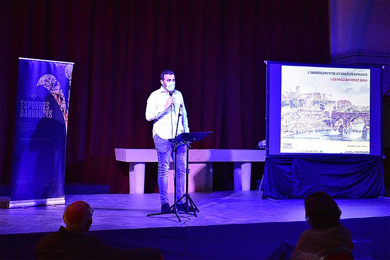 L'alcalde Albert Coberó parla a les persones assistents a la conferència d'Espurnes Barroques, celebrada a l'Església del Roser.