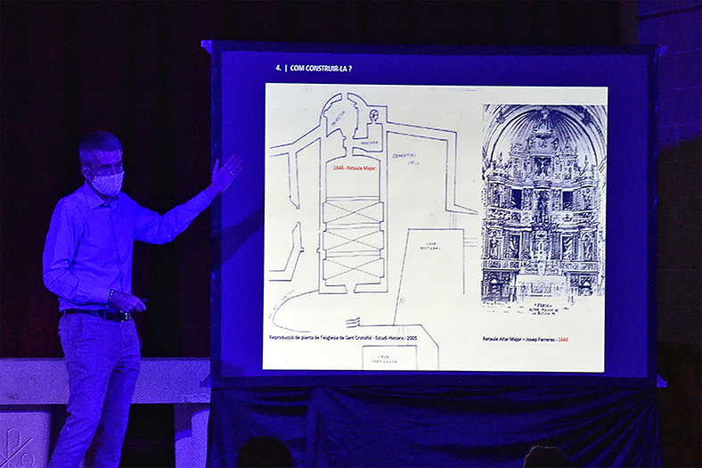 L'arquitecte Jordi Morros mostra un plànol antic de l'Església del Roser i del desaparegut retaule del temple, durant la conferència d'Espurnes Barroques.