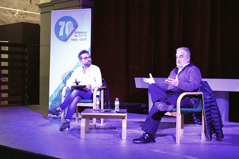L'escriptor gironí Rafel Nadal parla durant la tertúlia del Club de Lectura de la Biblioteca Pública, al costat del conductor de l'acte, Ramon Garcia.