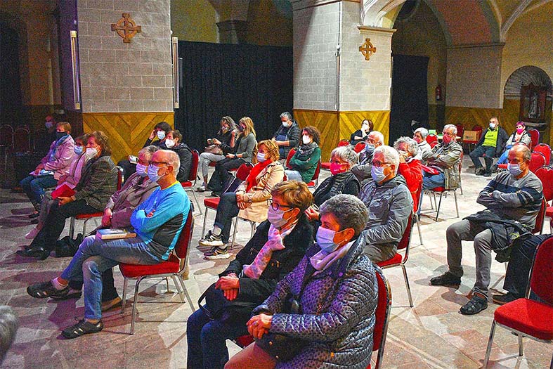 Vista parcial de les persones assistents a la tertúlia del Club de Lectura de la Biblioteca Pública amb l'escriptor gironí Rafel Nadal.