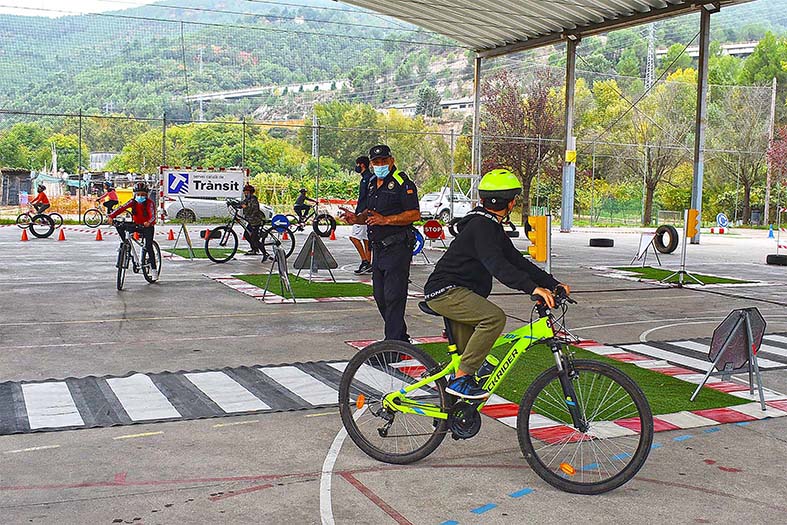 Activitat del parc mòbil Setmana d'Educació per la Mobilitat Segura, a les Pistes de l'Escorxador.