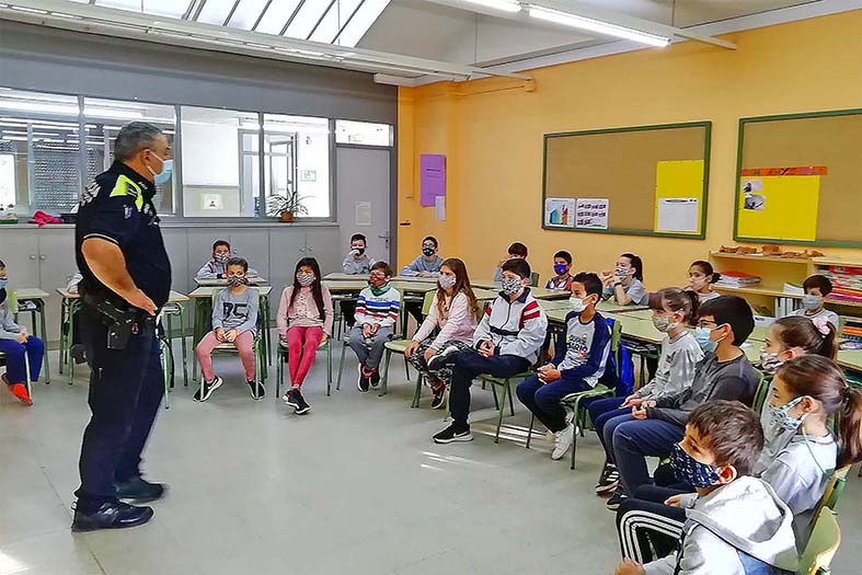 Xerrada de seguretat viària a l'Escola Francesc Macià, dins de la Setmana d'Educació per la Mobilitat Segura (signatura de la foto: Escola Francesc Macià).
