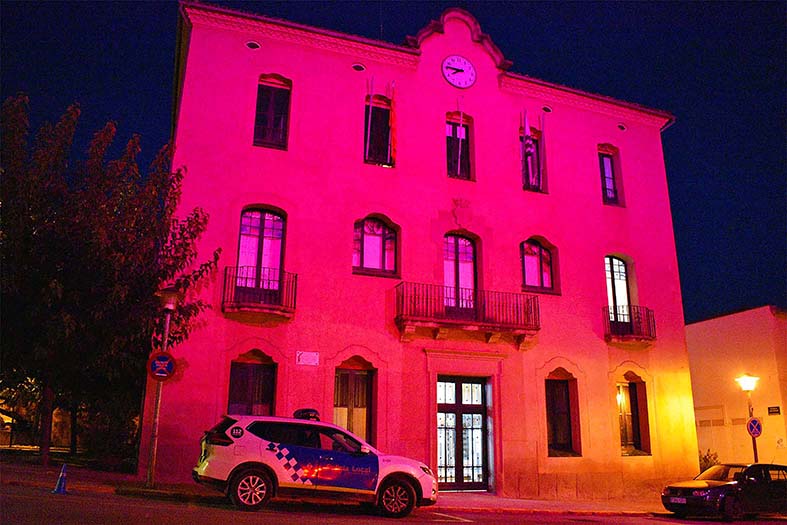La façana de la Casa de la Vila, il·luminada de color rosa amb motiu del Dia Mundial contra el càncer de mama.