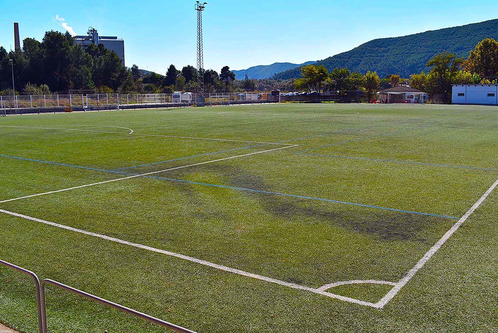 Perspectiva del Camp Municipal de Futbol, amb la renovada tanca sud.