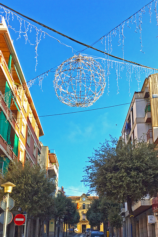 Il·luminació nadalenca instal·lada a la cruïlla de l'avinguda de l'Ajuntament i el carrer Diputació.