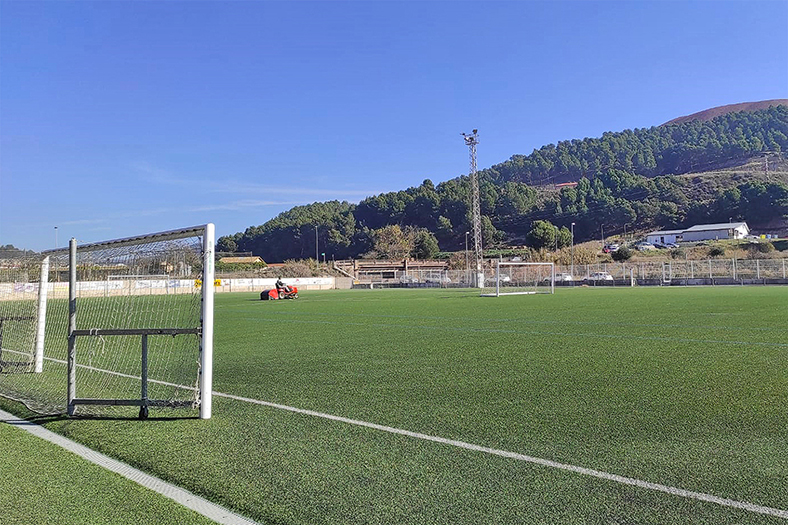 Perspectiva del Camp Municipal de Futbol, durant les tasques de manteniment realitzades a la gespa artificial.