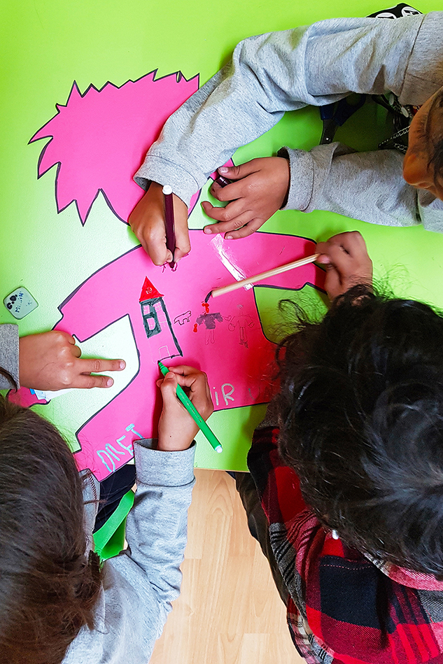 Preparació dels retallables de l'acció del Centre Obert El Brot sobre el Dia Mundial dels Drets dels Infants.
