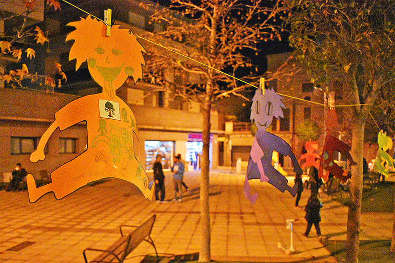 Retallables elaborats pels infants del Centre Obert El Brot, instal·lats a la plaça de la Serradora com a acció simbòlica del Dia Mundial dels Drets dels Infants.