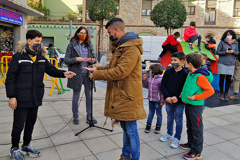 Imatge de l'acte de lliurament dels guardons del Concurs d'Il·luminació Nadalenca a la plaça de la Serradora, conduït per la regidora d'Ensenyament, Turisme, Participació i Festes, Alba Santamaria.
