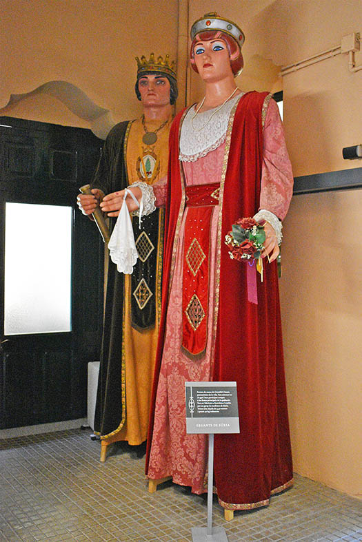Els Gegants de Súria, amb el nou rètol informatiu, al pati interior de la Casa de la Vila.