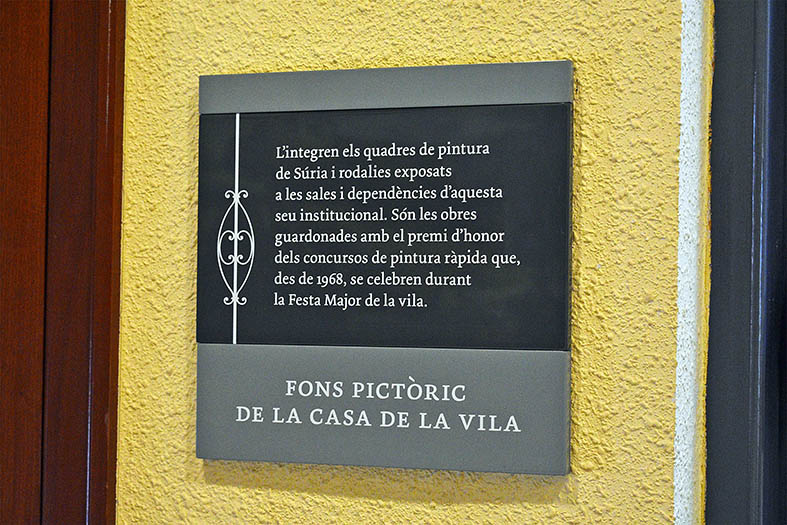 Nou rètol sobre el fons pictòric de la Casa de la Vila, a la primera planta de l'edifici.