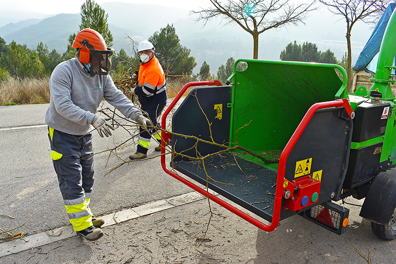 Membres de la Brigada Municipal d'Obres i Serveis, amb la nova màquina trituradora per als residus vegetals dels treballs de poda d'arbres.