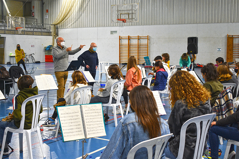 El prestigiós intèrpret i compositor argentí Emilio Solla, al costat del director de la Jazzband Navàs-Súria, Jordi Pujols, durant l'assaig general al Pavelló Municipal d'Esports.
