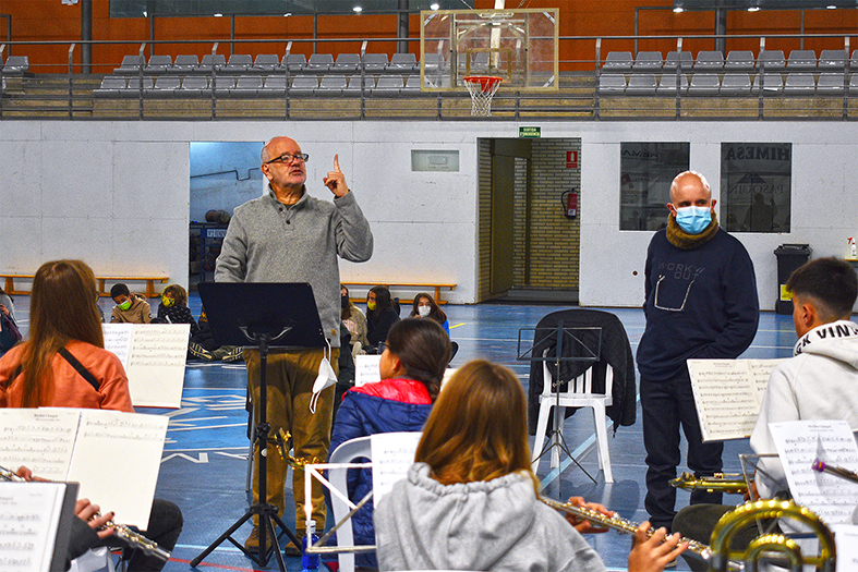 El prestigiós intèrpret i compositor argentí Emilio Solla, al costat del director de la Jazzband Navàs-Súria, Jordi Pujols, durant l'assaig general al Pavelló Municipal d'Esports.