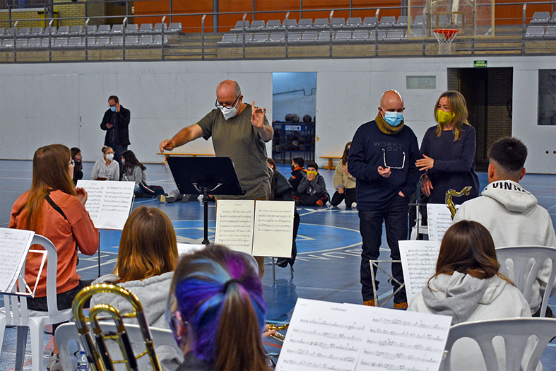 El prestigiós intèrpret i compositor argentí Emilio Solla, al costat del director de la Jazzband Navàs-Súria, Jordi Pujols, i la directora de l'Escola Municipal de Música de Súria, Sílvia Vinadé, durant l'assaig general al Pavelló.