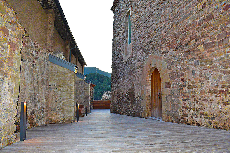 Imatge del Clos del Castell, espai recuperat entre el Castell i l'Església del Roser.