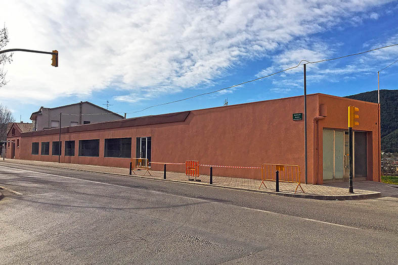 Antigues instal·lacions comercials de Cal Reguant, antic Spai Recover, a l'entrada sud del centre urbà.