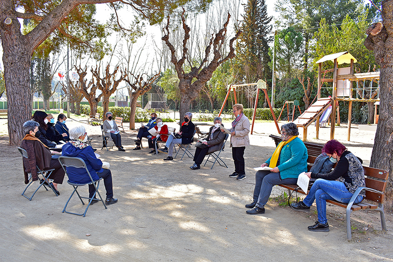 Imatge de l'acte de lectura de poemes celebrat al Parc Municipal Macary i Viader, organitzat per la Biblioteca Pública dins del Dia Mundial de la Poesia.