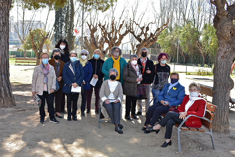 Participants en l'acte de lectura de poemes celebrat al Parc Municipal Macary i Viader, organitzat per la Biblioteca Pública dins del Dia Mundial de la Poesia.