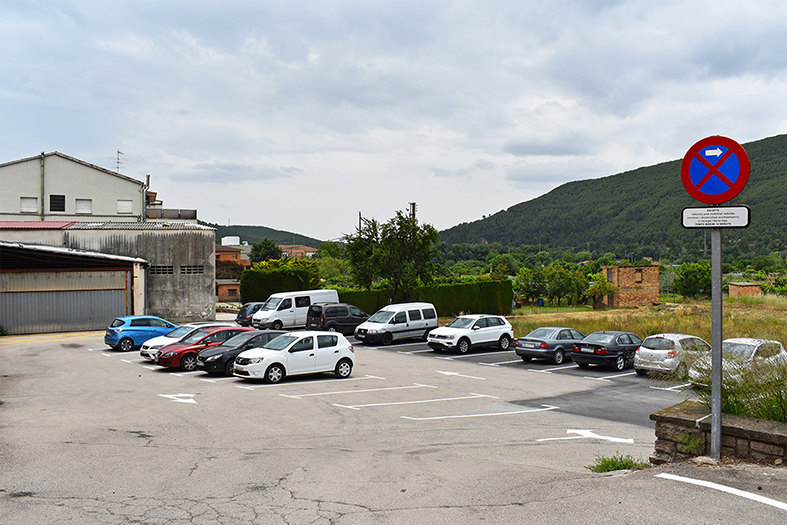 Vista parcial del nou pàrquing de Cal Reguant, ubicat a l'entrada sud del centre urbà.