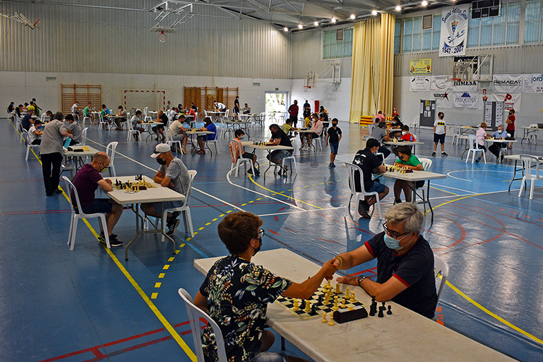 Imatge del 1r Torneig d'Escacs Actius-Memorial Joaquim Català, al Pavelló Municipal d'Esports.