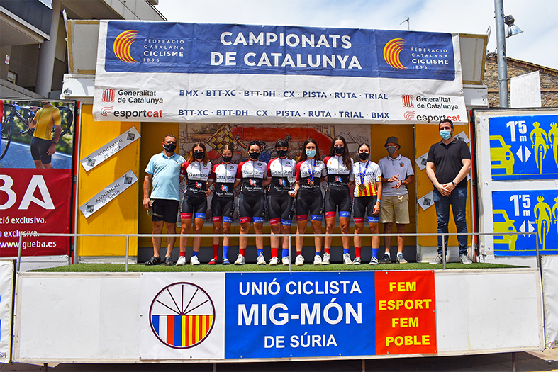 Lliurament dels guardons de la 5a Cursa Ciclista Vila de Súria, amb l'alcalde Albert Coberó, el president de la Unió Ciclista Mig-Món i una representant de la Federació Catalana de Ciclisme, a la plaça de la Serradora.