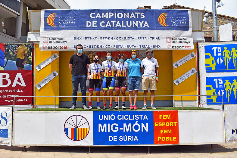Lliurament dels guardons de la 5a Cursa Ciclista Vila de Súria, amb l'alcalde Albert Coberó, el president de la Unió Ciclista Mig-Món i una representant de la Federació Catalana de Ciclisme, a la plaça de la Serradora.