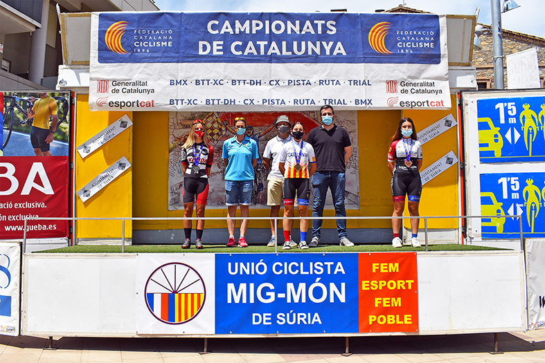 Lliurament dels guardons de la 5a Cursa Ciclista Vila de Súria, amb l'alcalde Albert Coberó, el president de la Unió Ciclista Mig-Món i una representant de la Federació Catalana de Ciclisme, a la plaça de la Serradora.