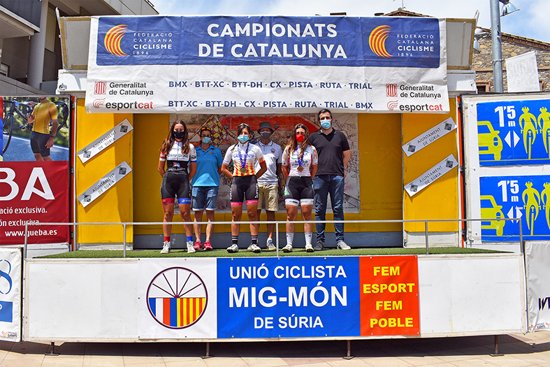 Lliurament dels guardons de la 5a Cursa Ciclista Vila de Súria, amb l'alcalde Albert Coberó, el president de la Unió Ciclista Mig-Món i una representant de la Federació Catalana de Ciclisme, a la plaça de la Serradora.