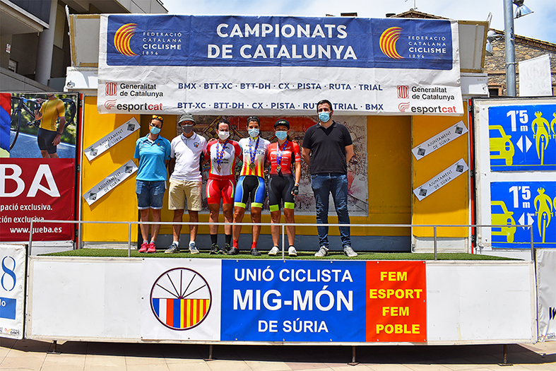 Lliurament dels guardons de la 5a Cursa Ciclista Vila de Súria, amb l'alcalde Albert Coberó, el president de la Unió Ciclista Mig-Món i una representant de la Federació Catalana de Ciclisme, a la plaça de la Serradora.