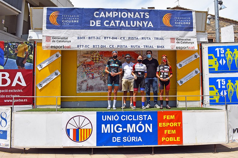 Lliurament dels guardons de la 5a Cursa Ciclista Vila de Súria, amb l'alcalde Albert Coberó, el president de la Unió Ciclista Mig-Món i una representant de la Federació Catalana de Ciclisme, a la plaça de la Serradora.