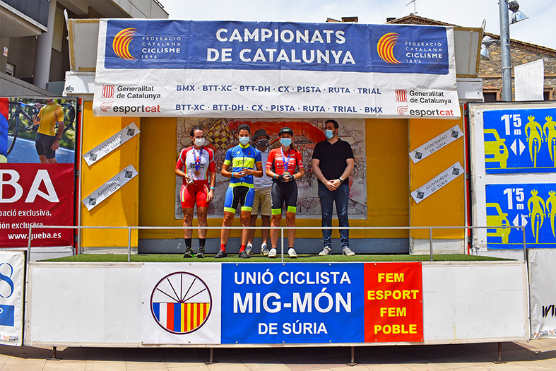 Lliurament dels guardons de la 5a Cursa Ciclista Vila de Súria, amb l'alcalde Albert Coberó, el president de la Unió Ciclista Mig-Món i una representant de la Federació Catalana de Ciclisme, a la plaça de la Serradora.