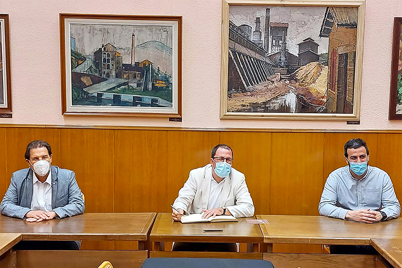 El secretari d'Indústria i PIME del ministeri d'Indústria, Raül Blanco, durant la signatura en el Llibre d'Honor de Súria, al costat de l'alcalde Albert Coberó i de l'alcalde de Castellgalí, Cristòfol Gimeno.