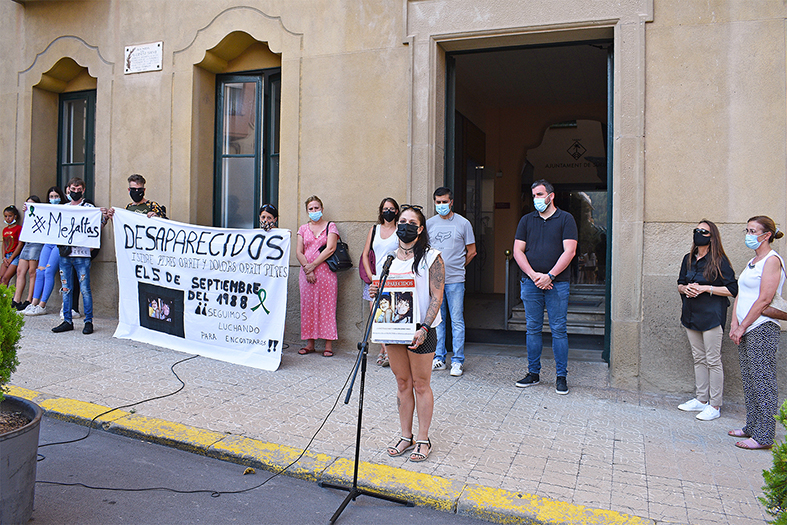 Una familiar dels germans Pires Òrrit parla a les persones concentrades al davant de la Casa de la Vila en l'acte de record del 33è aniversari de la desaparició, amb l'alcalde Albert Coberó i altres membres de la corporació.
