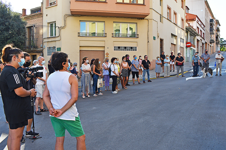 Vista parcial de les persones assistents a l'acte de record del 33è aniversari de la desaparició dels germans Pires Òrrit, al davant de la Casa de la Vila.