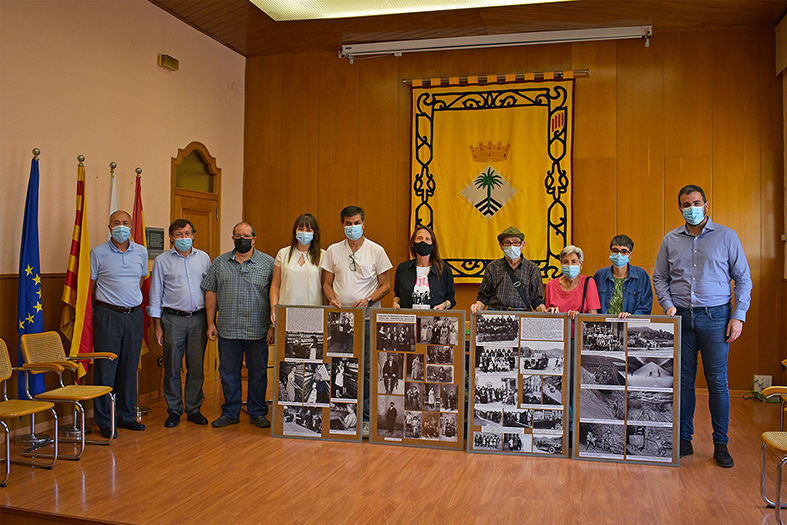 Foto de grup de l'alcalde Albert Coberó, el fotògraf Josep Juncadella i familiars, l'equip de govern municipal i les altres persones participants en l'acte de signatura del conveni de donació del Fons Fotografia Juncadella a l'Arxiu Municipal.