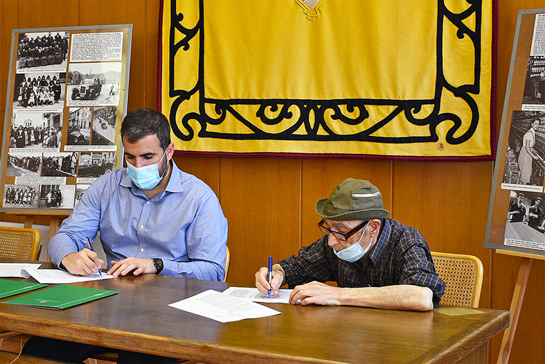 L'alcalde Albert Coberó i el fotògraf Josep Juncadella signen el conveni de donació del Fons Fotografia Juncadella a l'Arxiu Municipal.
