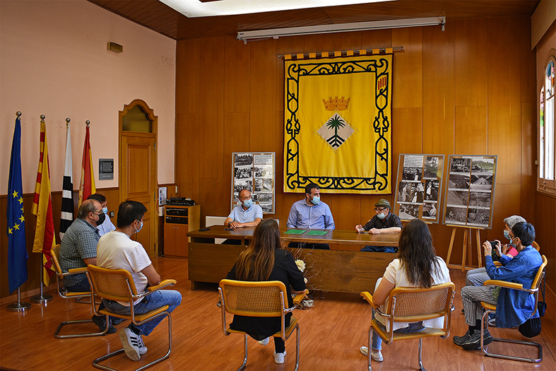 Imatge de l'acte de signatura del conveni de donació del Fons Fotografia Juncadella a l'Arxiu Municipal.