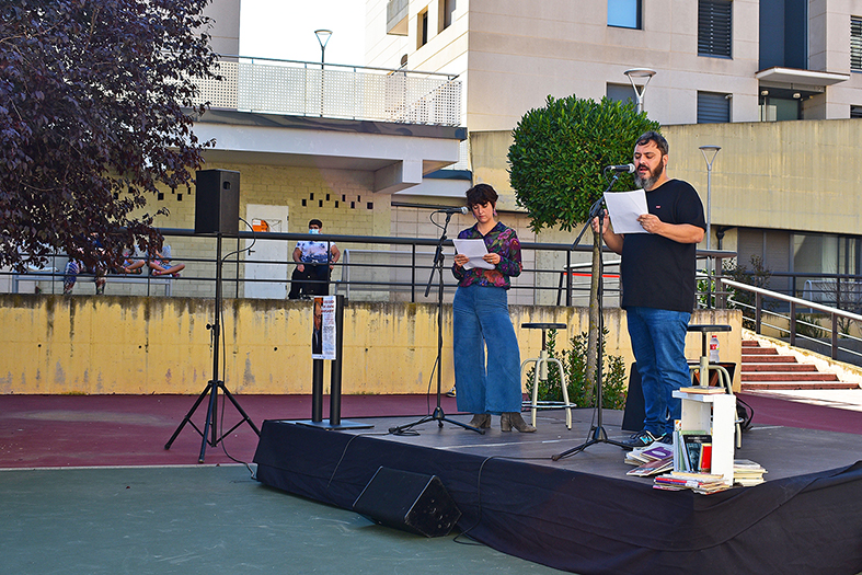 Josep Maria Rodríguez i Estel Solé, durant la lectura poètica sobre Joan Margarit a la plaça interior del Grup Sant Sebastià.