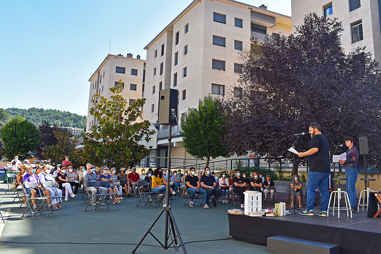 Imatge de la lectura poètica sobre Joan Margarit a la plaça interior del Grup Sant Sebastià, amb Josep Maria Rodríguez i Estel Solé.