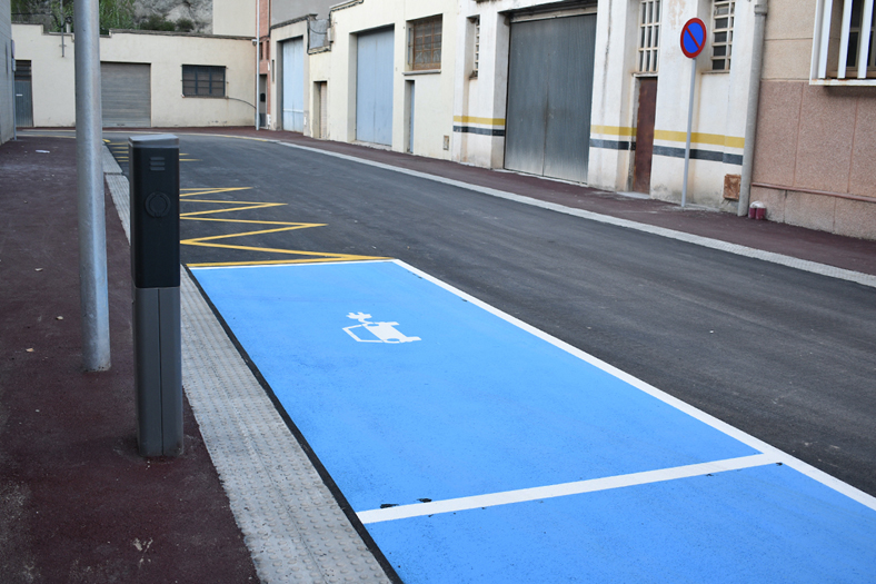 Punt de recàrrega de vehicles elèctrics al carrer Industrial (barri de Joncarets), després de l'acabament de les obres.