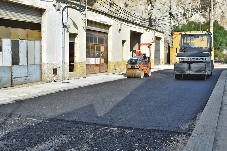 Treballs d'asfaltatge al carrer Industrial (barri de Joncarets).