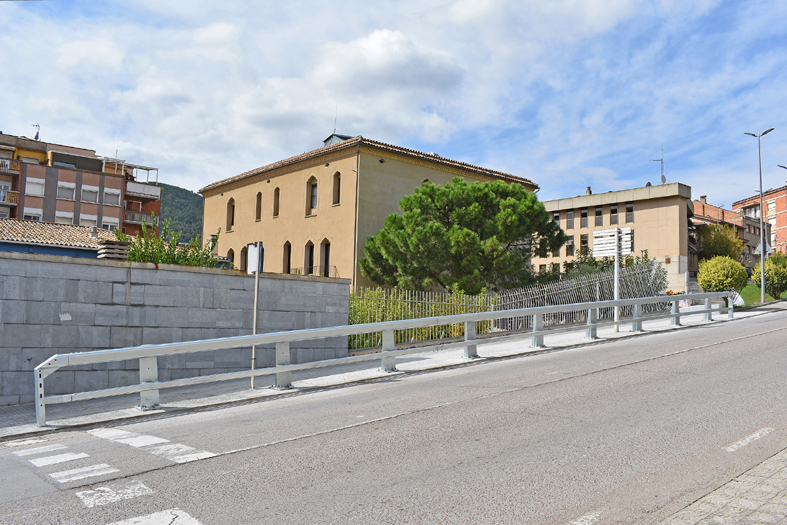 Nova tanca del tram inferior del carrer Tarragona, a tocar de la cruïlla de les escoles.