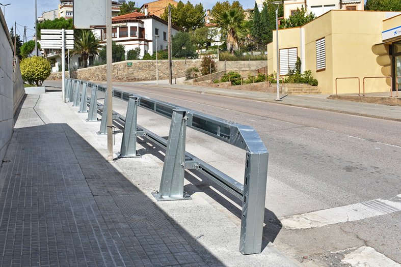Nova tanca del tram inferior del carrer Tarragona, a tocar de la cruïlla de les escoles.
