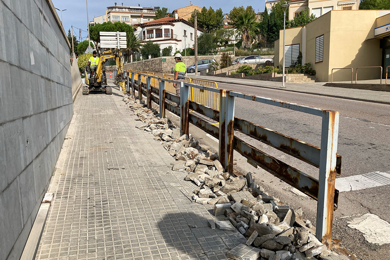 Obres de retirada de l'antiga tanca del tram inferior del carrer Tarragona, a tocar de la cruïlla de les escoles.