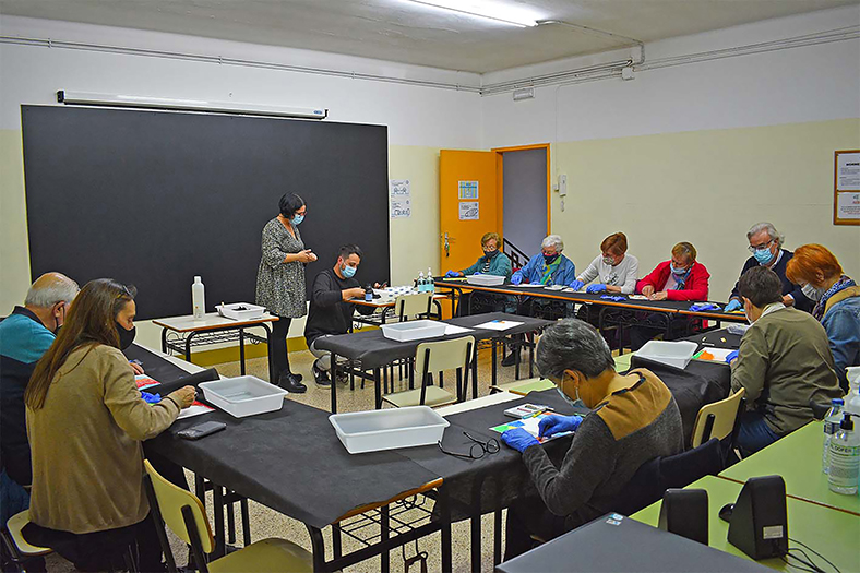 Taller d'esgrafiat a l'Escola Municipal de Formació d'Adults, dins de la Setmana de la Gent Gran.