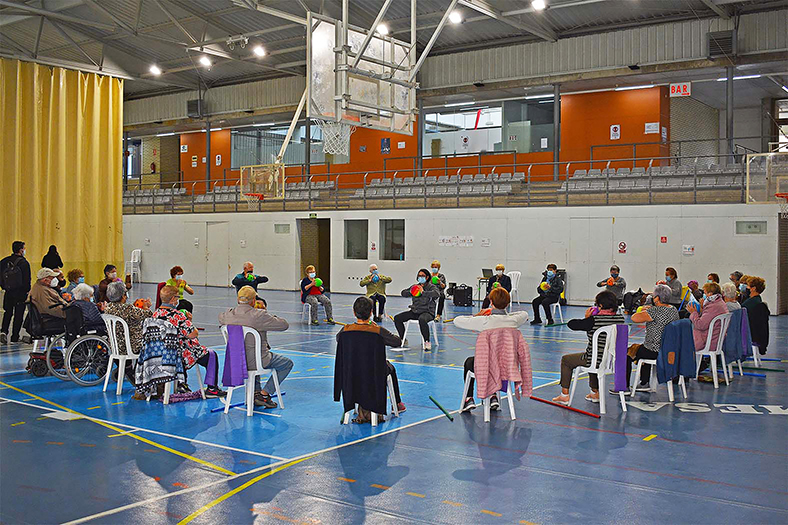 Sessió de gimnàstica al Pavelló Municipal d'Esports, dins de la Setmana de la Gent Gran.