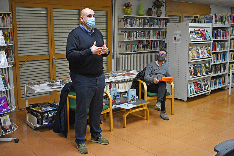 L'escriptor i periodista Xavier Bosch i el coordinador del Club de Lectura, Ramon Garcia, durant la tertúlia celebrada a la Biblioteca Pública sobre la seva novel·la 'La dona de la seva vida'.